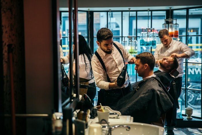 英國人在理髮店修容